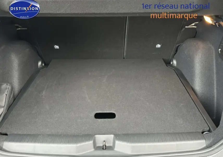 Vue du coffre fermé d'une Citroën C3 Aircross gris 2025, montrant le plancher de coffre mobile et l'espace de rangement.