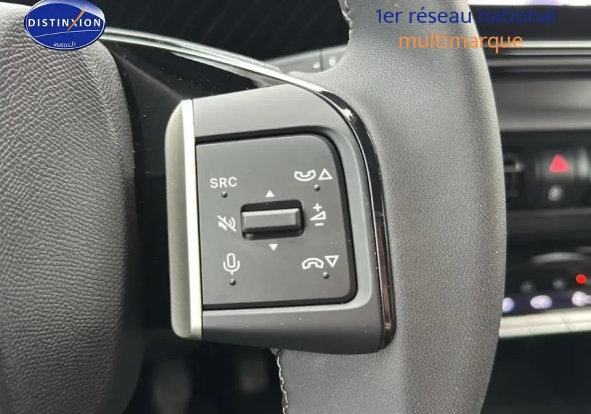 Gros plan sur les commandes audio au volant d’une Citroën C3 Aircross gris 2025, intérieur moderne.