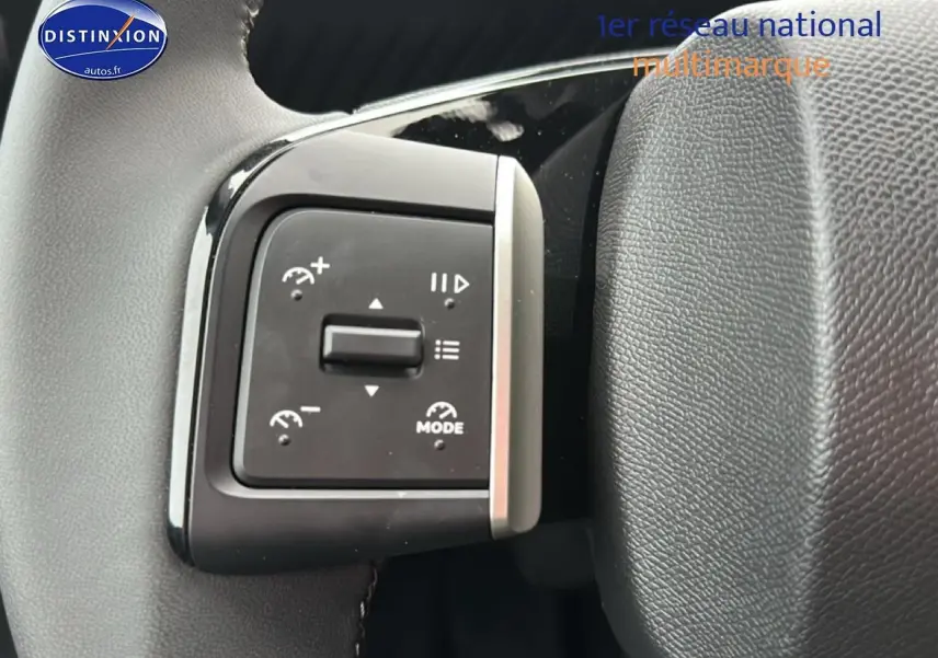 Gros plan sur les commandes multifonctions du volant en cuir noir du Citroën C3 Aircross gris 2025.