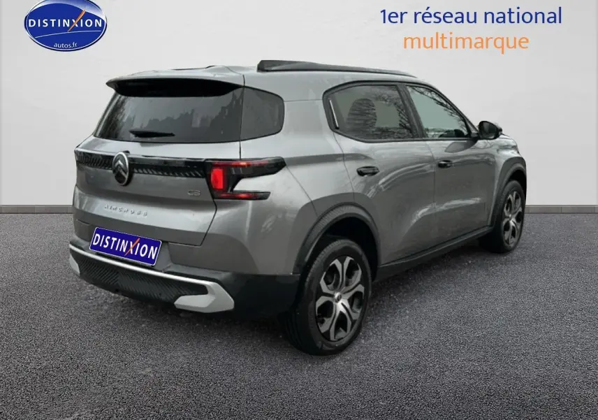 Citroën C3 Aircross gris vue 3/4 arrière droit avec feux LED et jantes 17 pouces distinctives.