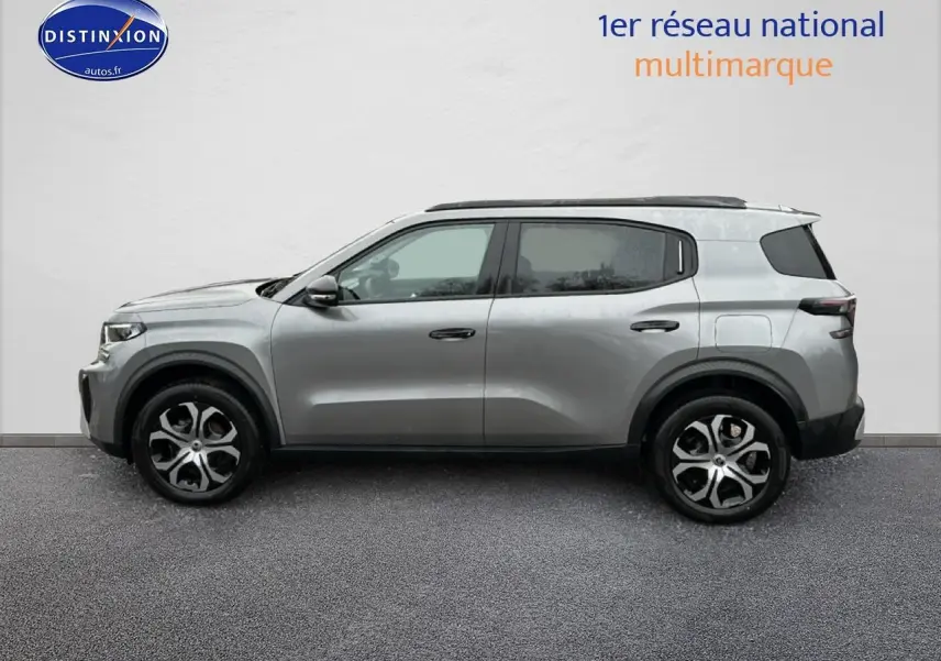 Vue latérale droite d'un Citroën C3 Aircross gris 2025 avec jantes 17 pouces et vitres arrière teintées.