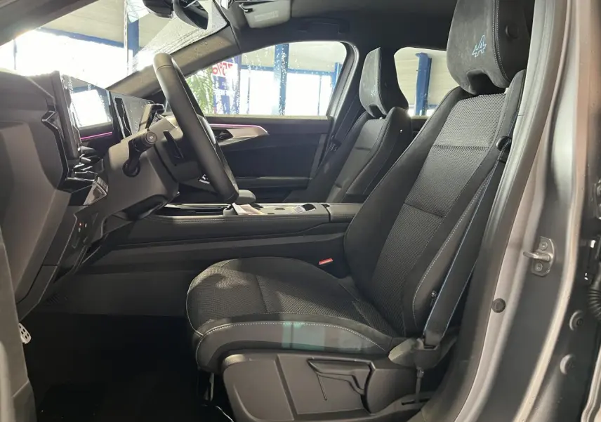 Vue intérieure côté gauche du siège avant gris avec surpiqûres bleues et appuie-tête Alpine du Renault Austral 2025.