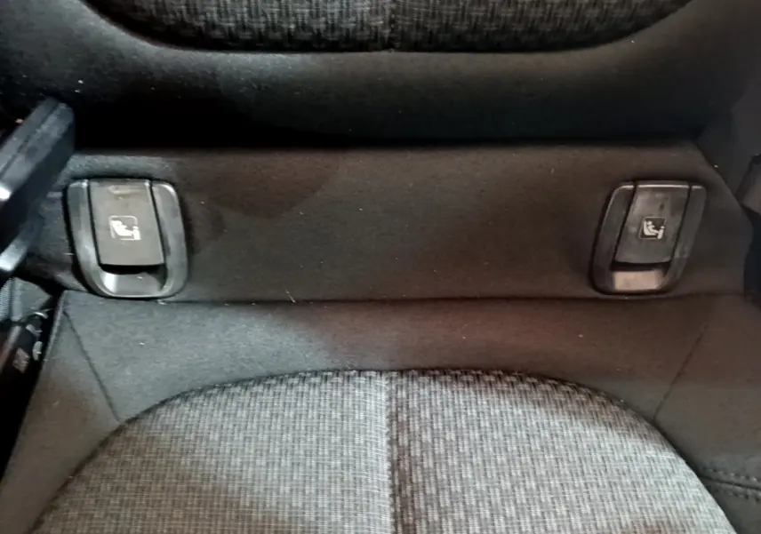 Détail des commandes Isofix sur la banquette arrière du BMW X1 noir sDrive20i Business Design 2020.