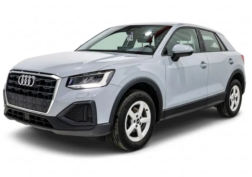 Audi Q2 gris en vue 3/4 avant droit, mettant en valeur sa calandre noire et ses jantes blanches cinq branches.