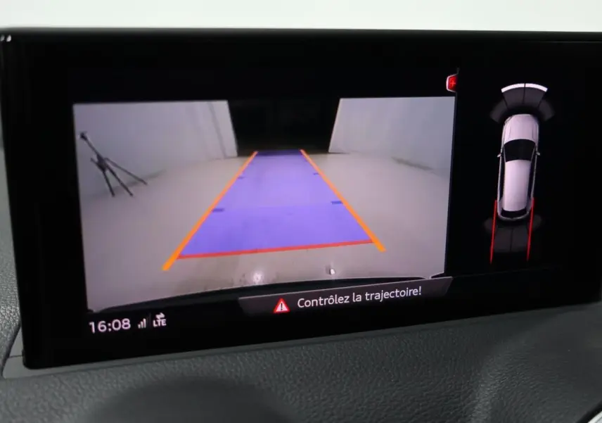 Écran de caméra de recul d'Audi Q2 gris 2023, avec guidage de trajectoire et vue 360° du véhicule.