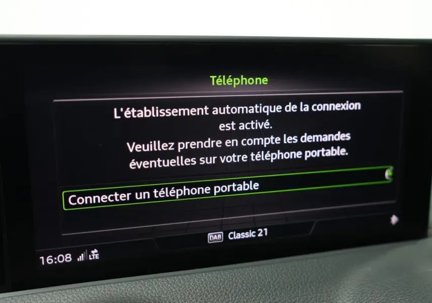 Écran central de l'Audi Q2 gris montrant le menu de connexion Bluetooth pour téléphone portable.