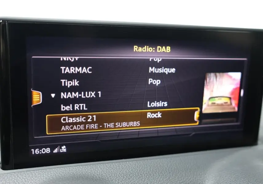 Écran multimédia de l'Audi Q2 TFSI 110 gris, affichant la radio DAB avec sélection sur Classic 21 Rock.