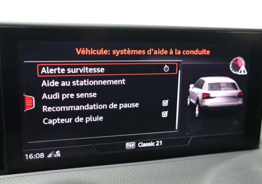 Écran du système d'aide à la conduite Audi Q2 TFSI 110 gris, affichant les options d'alerte et assistance au stationnement.