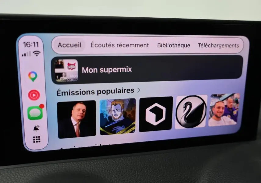 Écran tactile intérieur de l'Audi Q2 gris 2023 affichant l'interface multimédia avec GPS et options connectées.