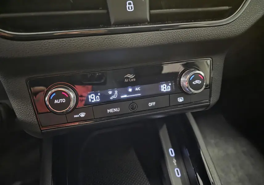 Détail de la console centrale du Skoda Kamiq 2023 avec commandes de climatisation automatique bi-zone et affichage digital.