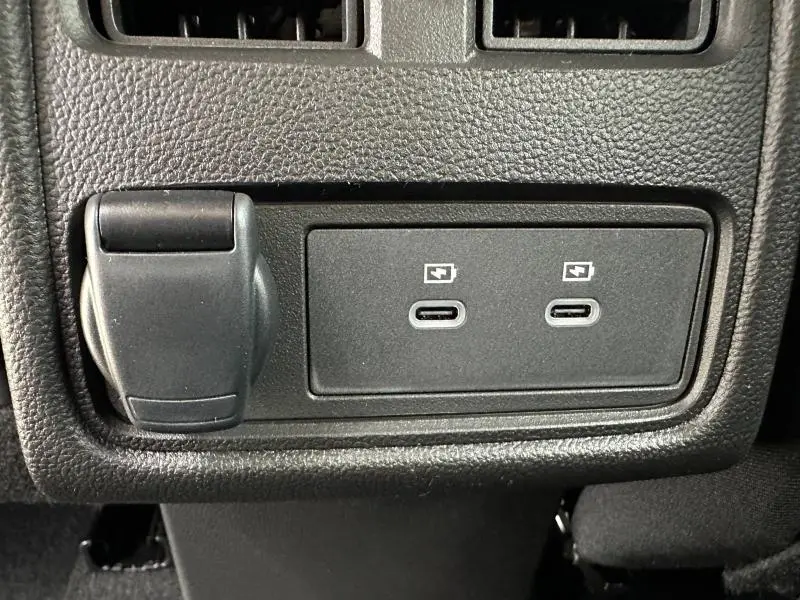 Gros plan sur les ports USB-C et prise 12V intégrés dans la console centrale du Renault Captur Gris Rafale/Noir Étoilé.