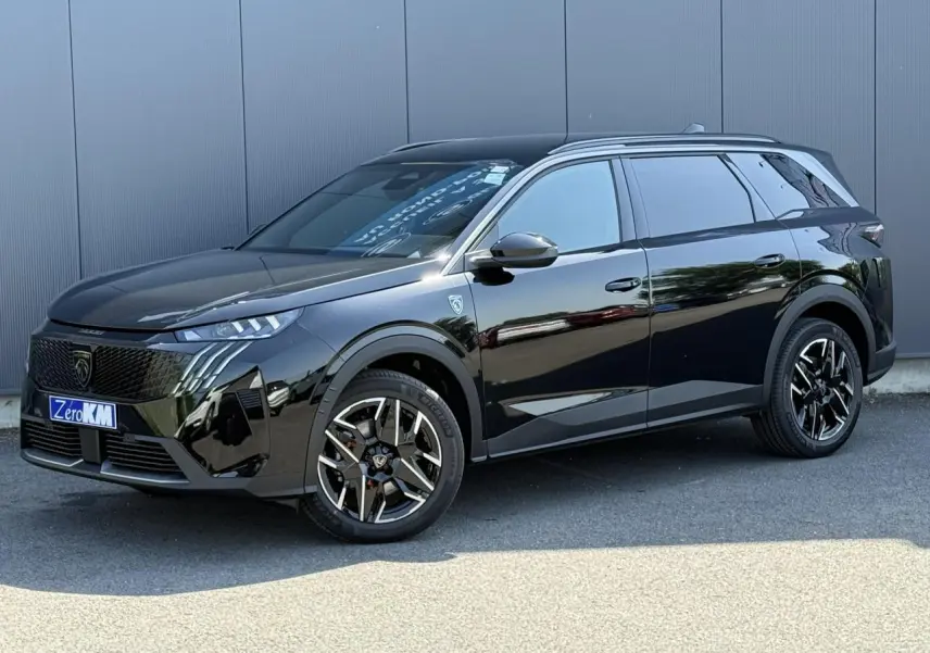 Peugeot 5008 Hybrid 145 GT noir Perla en vue 3/4 avant droit avec jantes alliage noires et hayon électrique.