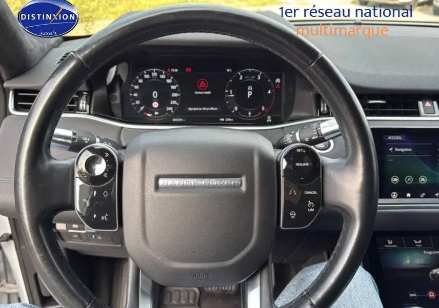Vue rapprochée du volant cuir noir du Range Rover Evoque 2019 avec tableau de bord numérique et écran tactile visible.
