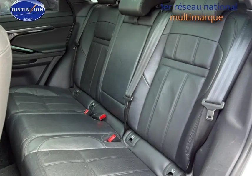 Vue intérieure de la banquette arrière en cuir noir du Range Rover Evoque 2019, avec ceintures de sécurité visibles.