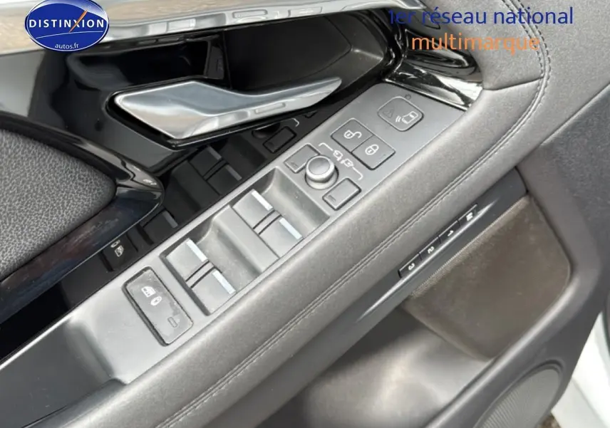 Détail de la porte côté conducteur du Range Rover Evoque 2019, avec commandes de vitres et rétroviseurs.