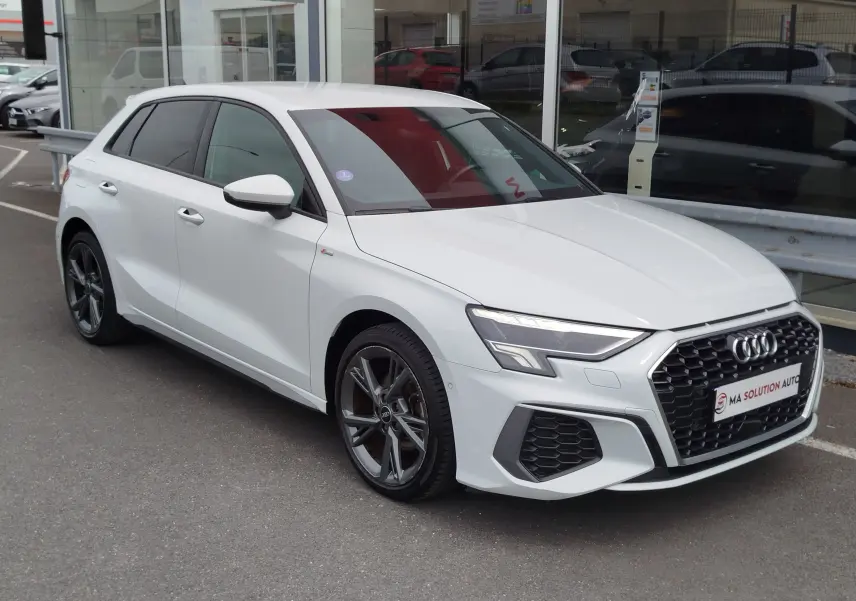 Audi A3 Sportback blanc Glacier métallisé vue 3/4 avant droit, avec calandre noire et jantes alliage foncé.