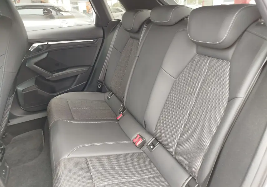 Vue intérieure côté droit des sièges arrière en cuir noir avec surpiqûres blanches de l'Audi A3 Sportback 30 TFSI S line 2022.