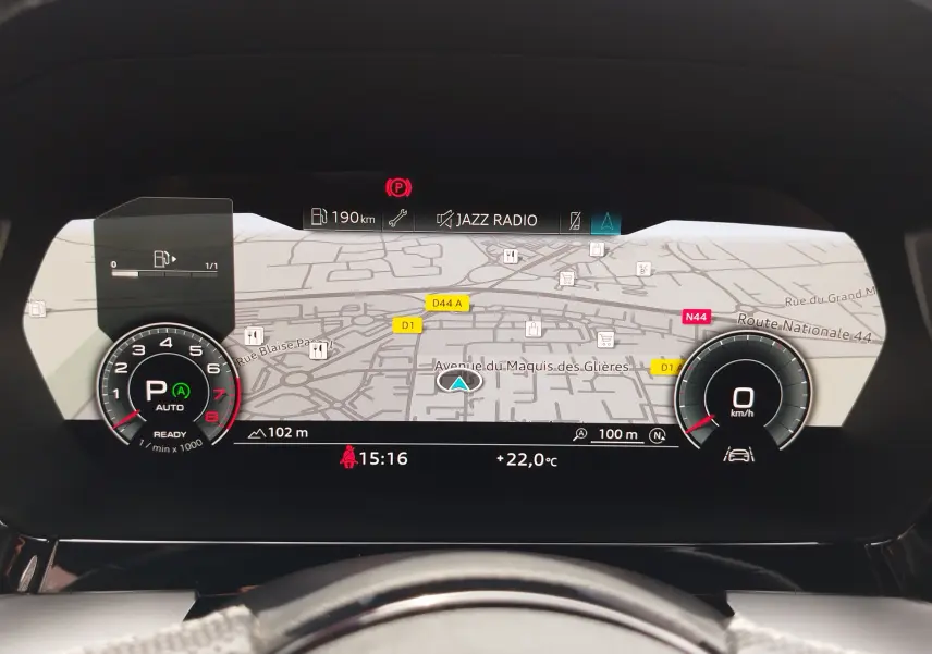 Tableau de bord numérique d'Audi A3 Sportback 2022 affichant navigation, compte-tours et vitesse à 0 km/h.