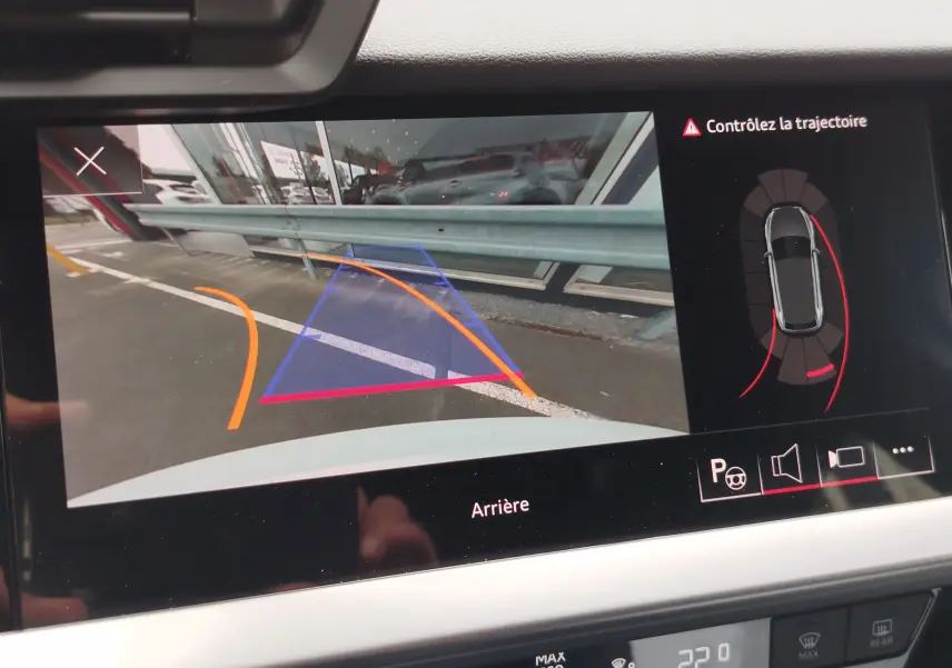 Vue de la caméra de recul de l'Audi A3 Sportback blanc glacier, avec guidage de trajectoire et alerte de proximité.