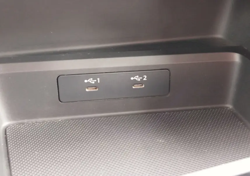 Gros plan sur les deux ports USB-C intégrés dans la console intérieure noire de l'Audi A3 Sportback blanc Glacier.