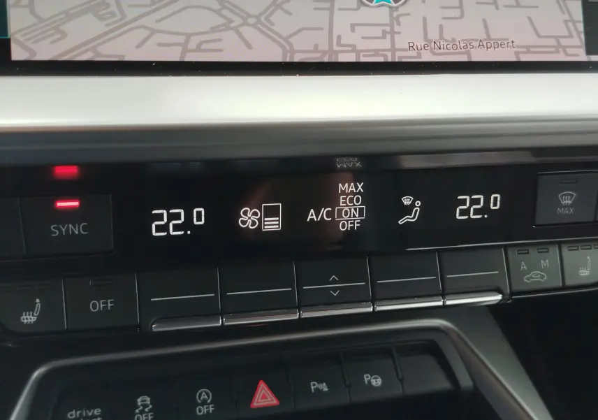 Détail du tableau de bord de l'Audi A3 Sportback 30 TFSI 2022 montrant la climatisation réglée à 22°C avec affichage digital.