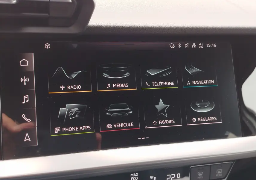 Écran tactile central de l’Audi A3 Sportback 2022 affichant les menus radio, médias, téléphone et navigation.
