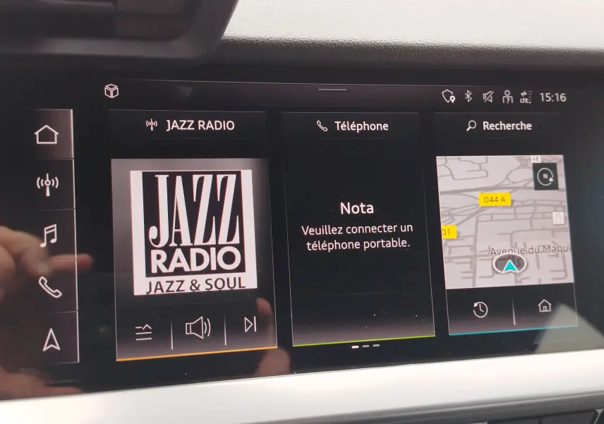 Écran tactile multimédia de l’Audi A3 Sportback 2022 affichant radio Jazz, téléphone non connecté et navigation.
