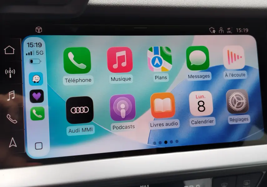 Écran tactile central de l’Audi A3 Sportback 2022 affichant l’interface Apple CarPlay colorée avec icônes d’applications.