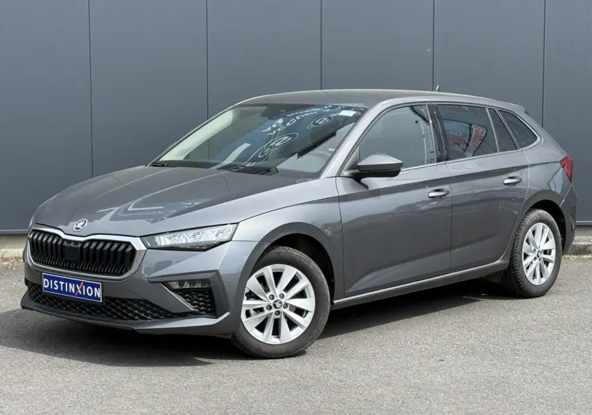 Vue 3/4 avant droit d'une Skoda Scala gris graphite avec jantes alliage 16 pouces et calandre noire distinctive.