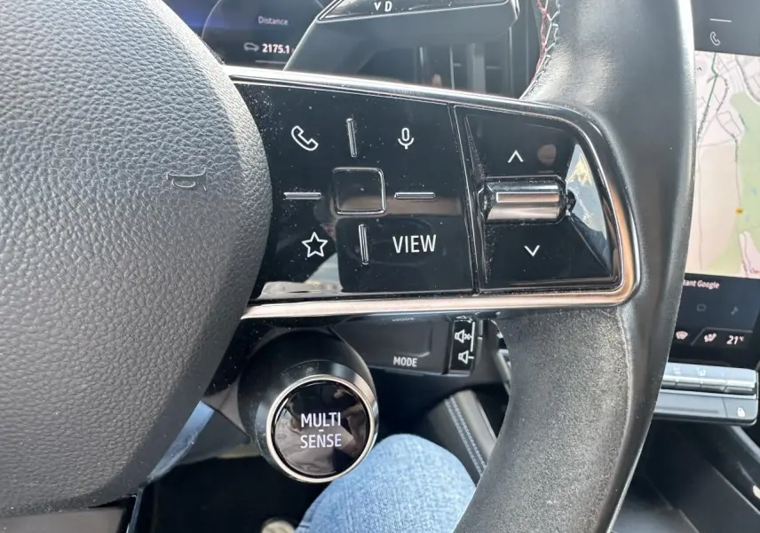 Gros plan sur le volant du Renault Austral 2024 avec commandes tactiles et bouton Multi-Sense visible.