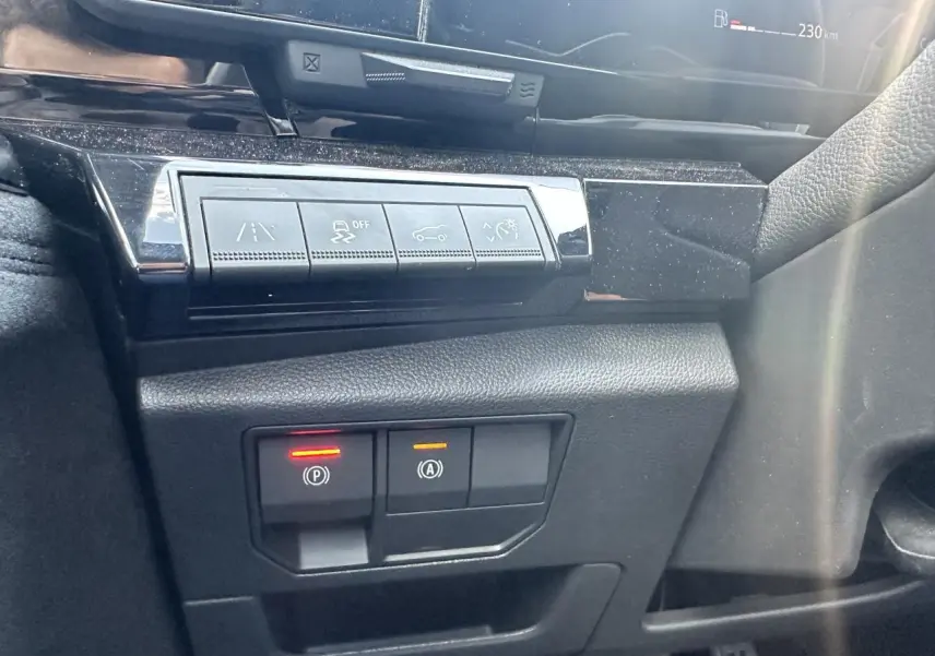 Boutons de commande du système d'assistance et frein de parking sur la gauche du tableau de bord du Renault Austral 2024.