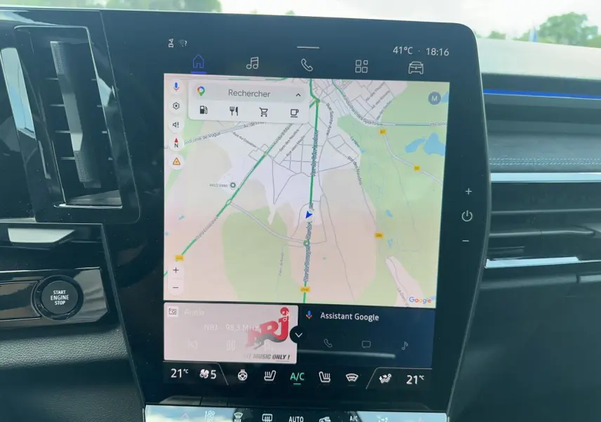Vue intérieure centrée sur l’écran tactile Open R Link 12'' avec navigation Google dans Renault Austral bleu toit noir.