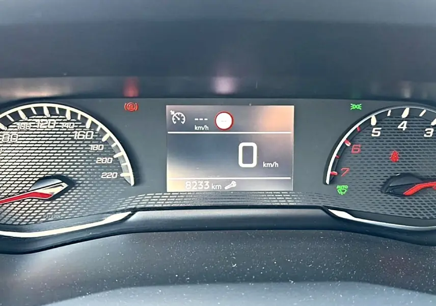 Tableau de bord numérique du Peugeot 2008 1.2 100 style, affichage vitesse à 0 km/h et compteur 8233 km.