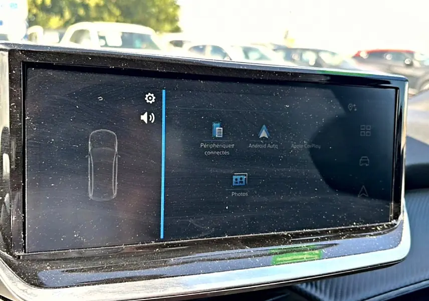 Écran tactile multifonction du tableau de bord du Peugeot 2008 gris, avec interface connectée visible.