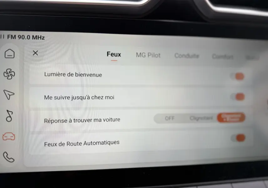 Écran tactile intérieur du MG MOTOR ZS 1.5 Hybrid+ 2026 montrant les réglages des feux avec interface claire.