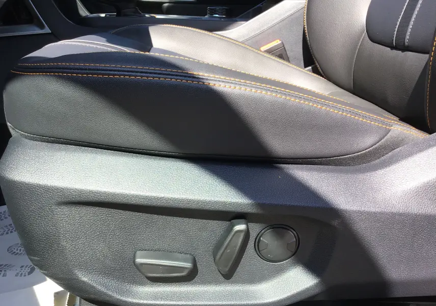 Gros plan sur le siège conducteur en cuir noir avec surpiqûres orange du Ford Ranger Wildtrak 2025.
