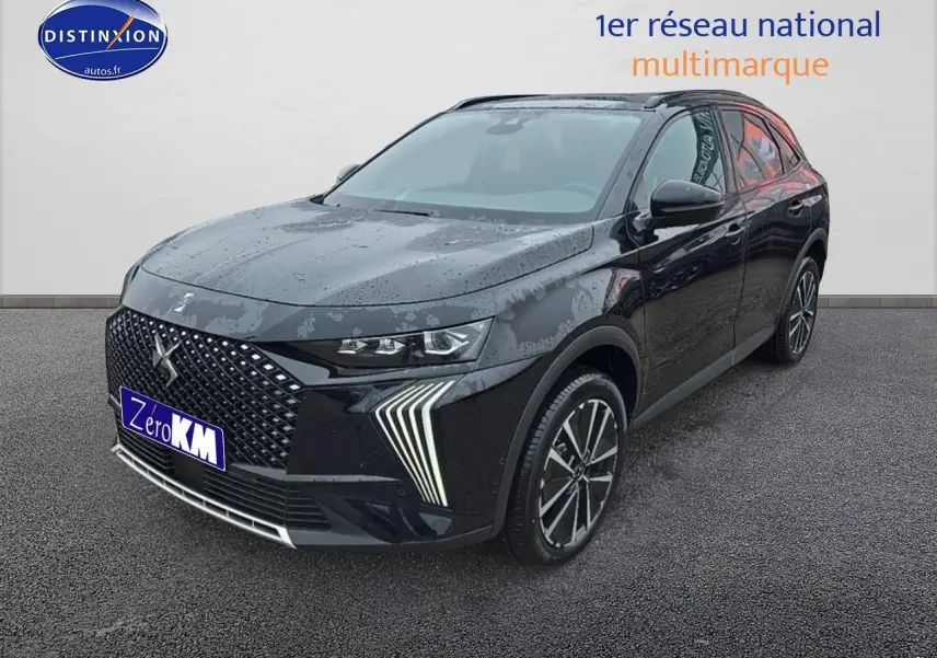 DS7 1.5 BlueHDi 130 Pallas noir en 3/4 avant droit avec signature lumineuse LED distinctive et jantes alliage.