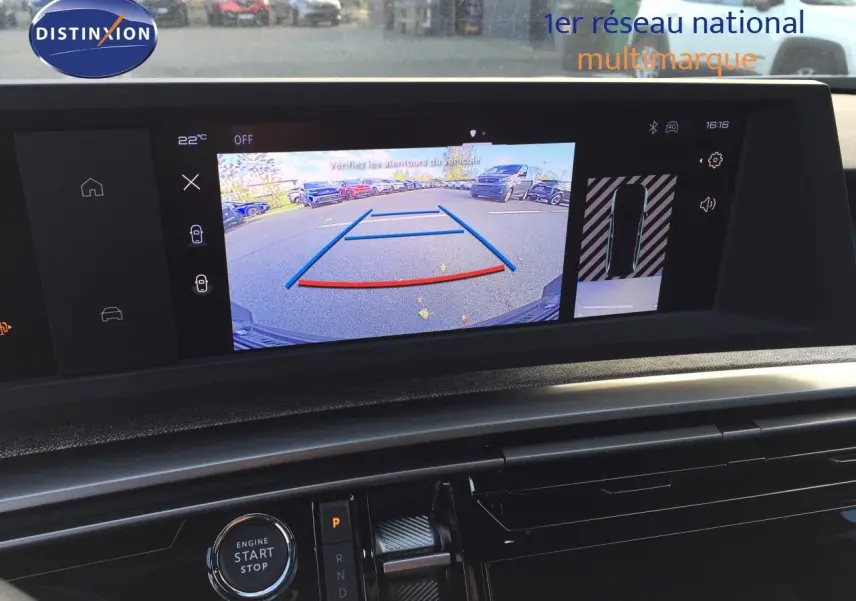 Écran central affichant la caméra de recul d'un Peugeot 5008 blanc Okenite Metal, vue intérieure du tableau de bord.