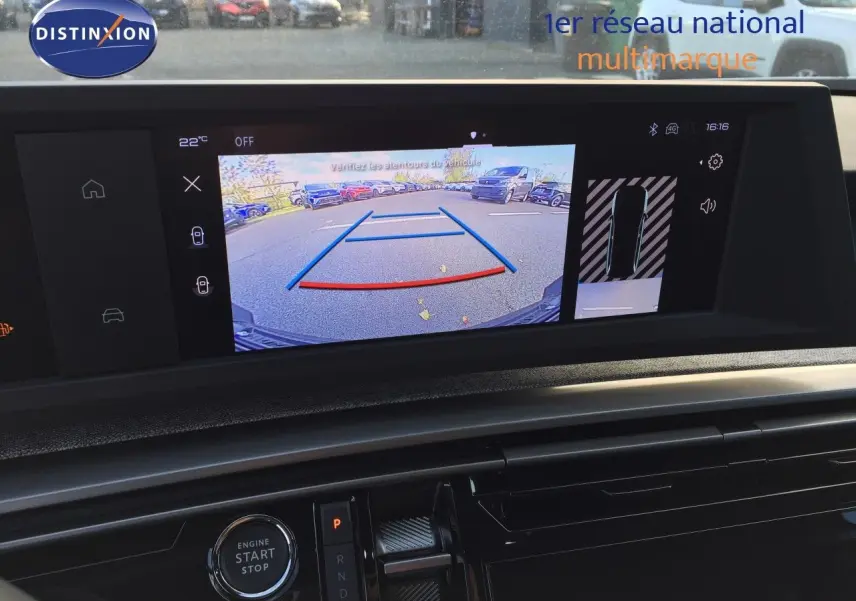 Écran multimédia du Peugeot 5008 Hybrid blanc montrant la caméra de recul et les aides au stationnement.