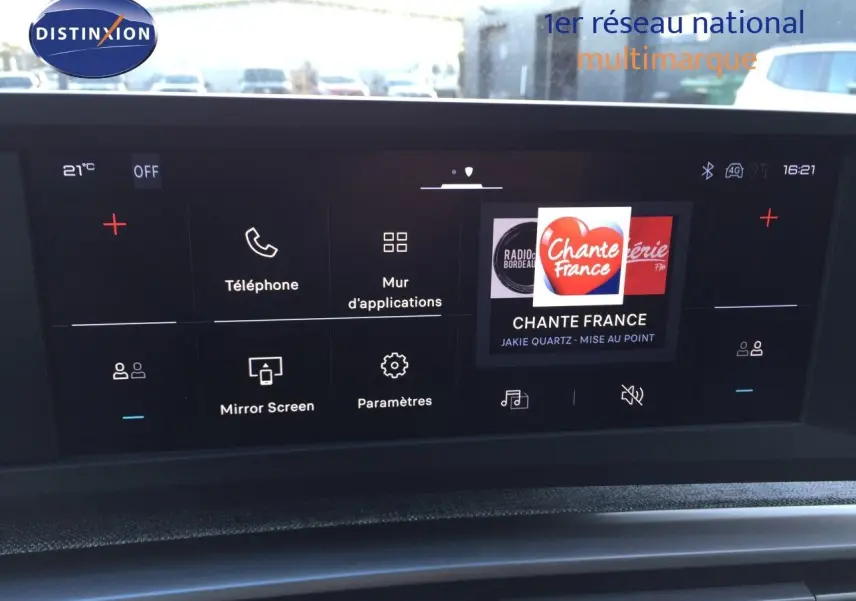 Écran tactile central du tableau de bord du Peugeot 5008 Hybrid 2025 affichant les options multimédia et téléphone.