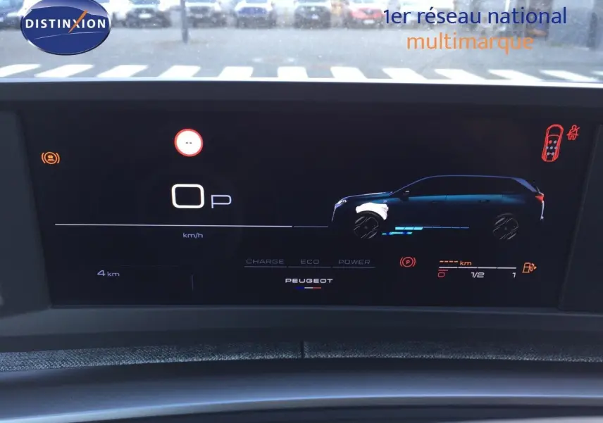 Affichage numérique du tableau de bord du Peugeot 5008 hybride, montrant la silhouette latérale droite du véhicule en bleu.