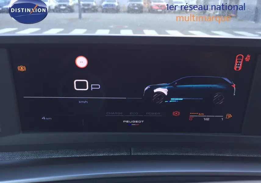 Tableau de bord numérique du Peugeot 5008 Hybrid 2025 affichant la silhouette du véhicule et les indicateurs de charge et vitesse.
