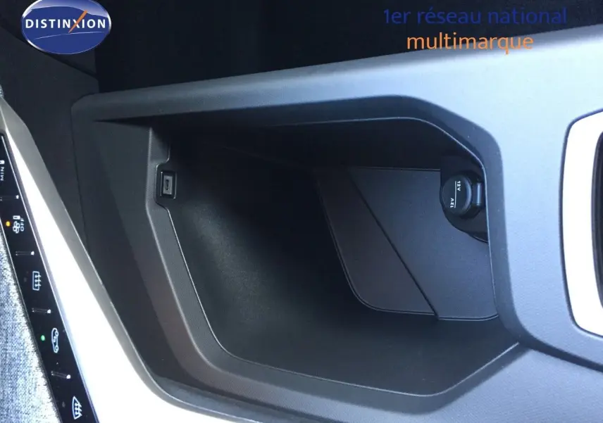 Compartiment de rangement intérieur avec prise 12V et port USB du Peugeot 5008 Hybrid 2025, finition Allure.