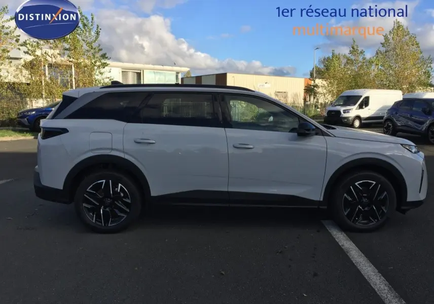 Peugeot 5008 hybride blanc Okenite métal vu de profil côté gauche, avec jantes noires et toit noir contrastant.