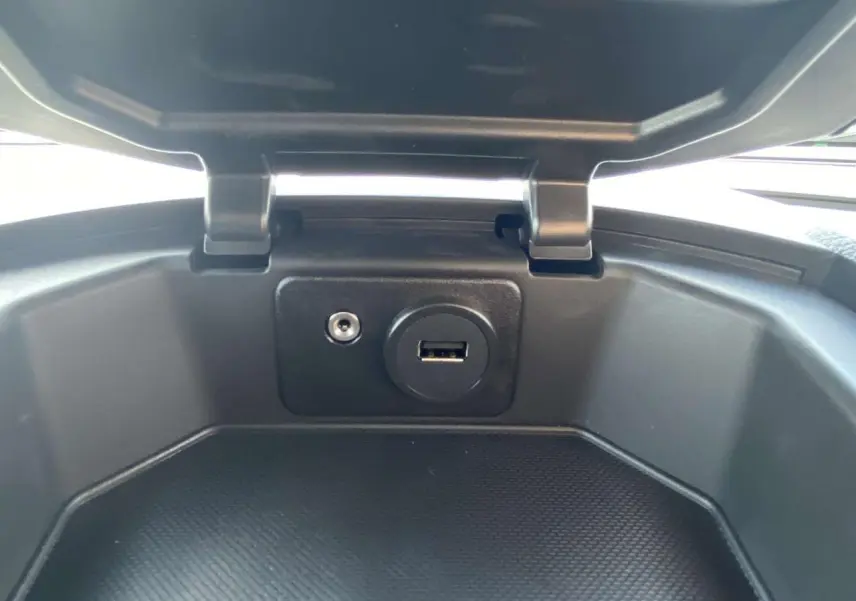 Gros plan sur la prise USB intégrée dans la console de rangement du Ford Tourneo Courier blanc 2022.