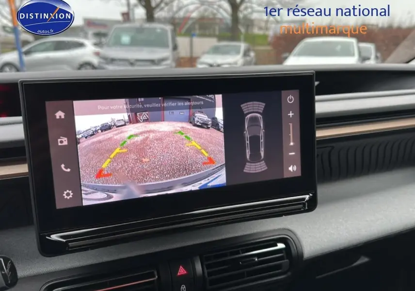 Affichage de la caméra de recul sur l'écran tactile intérieur du Citroën C3 Aircross gris, vue du tableau de bord.