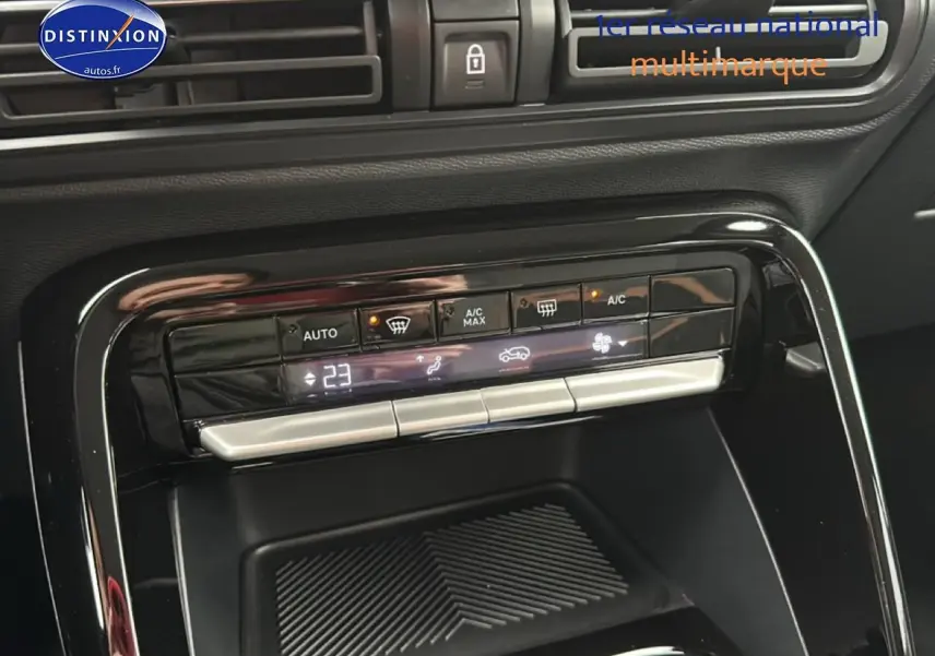 Détail de la console centrale noire du Citroën C3 Aircross gris, montrant les commandes de climatisation digitale.