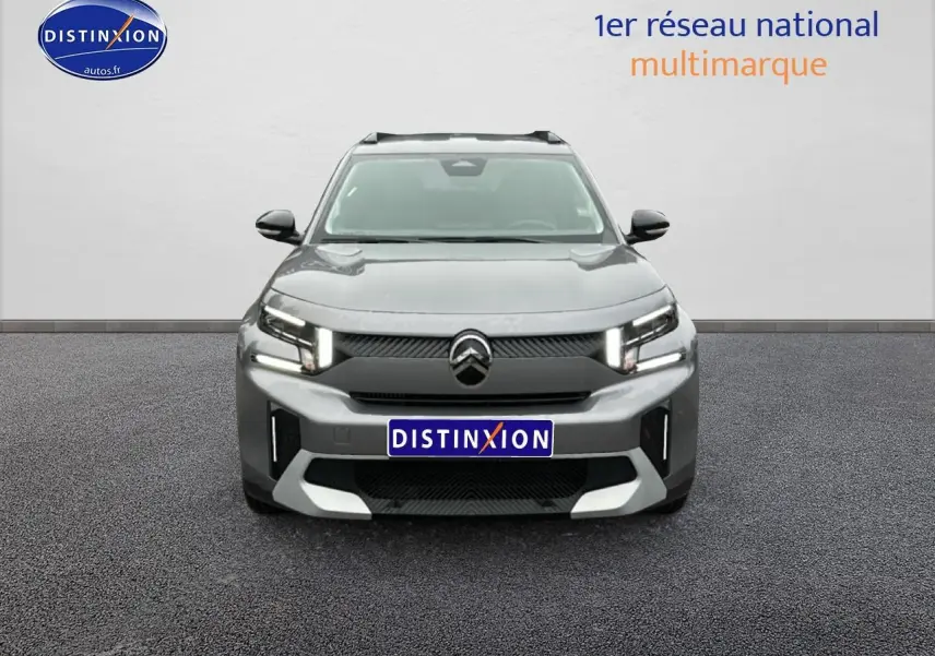 Vue frontale d'un Citroën C3 Aircross gris 2025 avec phares LED et calandre moderne, sur fond neutre.