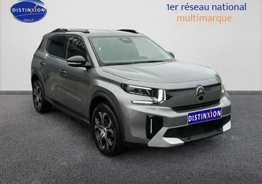 Vue 3/4 avant droit d’un Citroën C3 Aircross gris 2025 avec jantes 17 pouces et phares LED allumés.