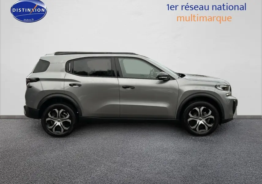 Profil droit d'un Citroën C3 Aircross gris 2025 avec jantes 17 pouces et vitres arrière teintées.